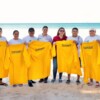 Isla del Mar Magaña López reconoce labor de trabajadores de Zofemat y entrega impermeables ante temporada de lluvias.