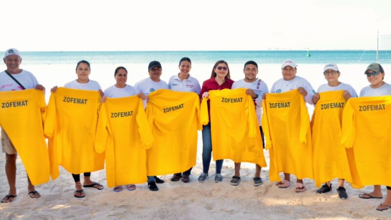Isla del Mar Magaña López reconoce labor de trabajadores de Zofemat y entrega impermeables ante temporada de lluvias.