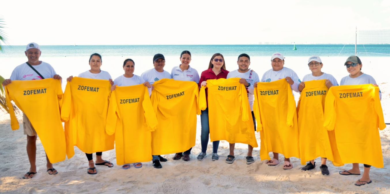 Isla del Mar Magaña López reconoce labor de trabajadores de Zofemat y entrega impermeables ante temporada de lluvias.