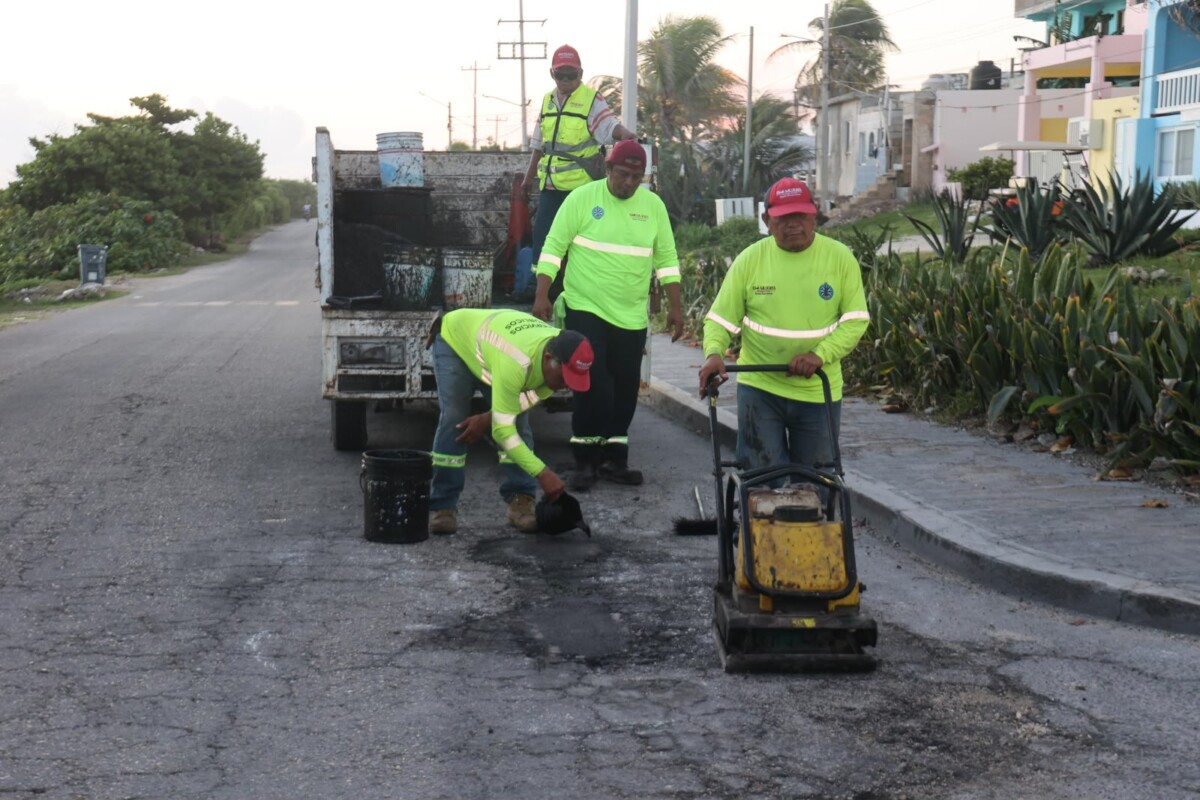 Gobierno de Isla Mujeres continúa trabajos del Programa Permanente de Bacheo tras las lluvias. Las brigadas de Servicios Públicos atienden distintos puntos de la Zona Insular para mejorar las condiciones de las vialidades y brindar mayor seguridad a conductores y peatones