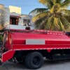 Policías auxilian a familia atrapada en incendio en Cancún; dos menores fueron trasladados al hospital.