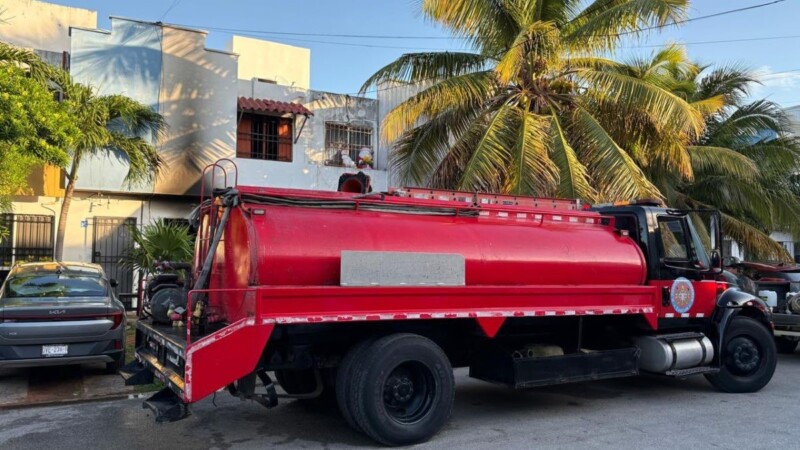 Policías auxilian a familia atrapada en incendio en Cancún; dos menores fueron trasladados al hospital.