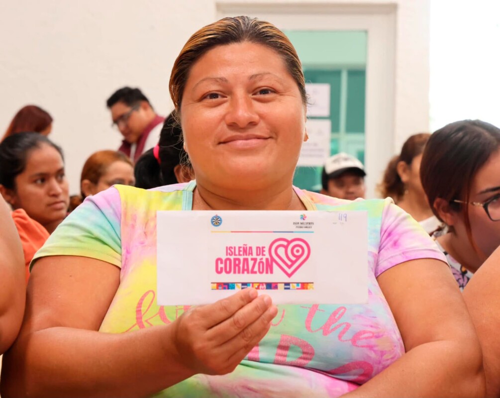 La encargada del despacho de la Presidencia Municipal, Isla del Mar Magaña López, confirmó la entrega de los apoyos económicos que benefician a 4 mil mujeres de la Zona Insular, Zona Continental y Francisco May.