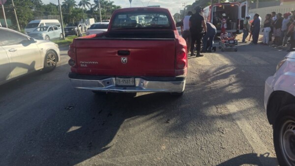 Atropellan a dos mujeres en el paso peatonal de la avenida López Portillo, en Cancún.