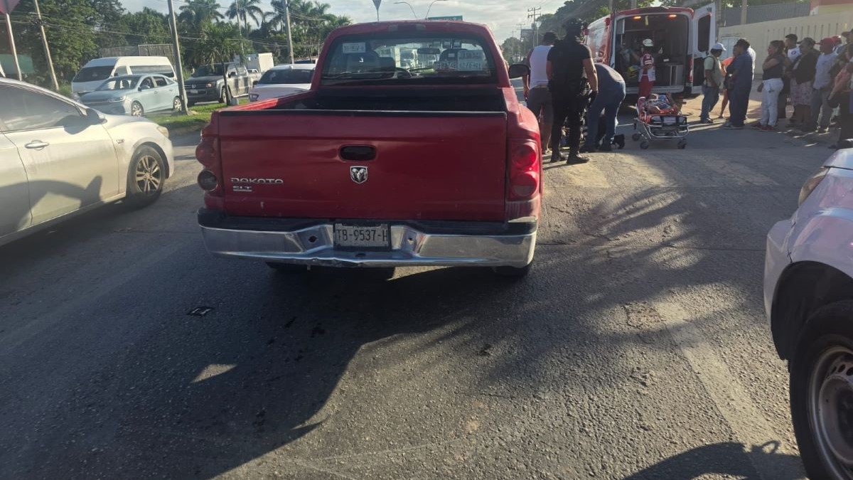 Atropellan a dos mujeres en el paso peatonal de la avenida López Portillo, en Cancún.