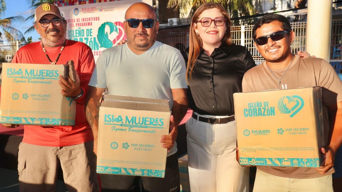 Gobierno de Isla Mujeres realiza segunda entrega de apoyos de 'Isleño de Corazón'