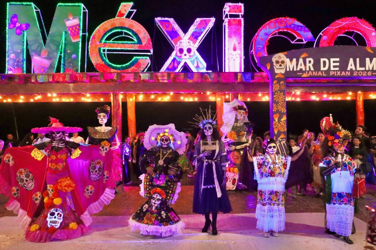 Entre colores, tradición y magia, arranca Janal Pixan 2026 'Mar de Almas' en Puerto Morelos. La presidenta municipal Blanca Merari encabezó el inicio de las festividades que honran la memoria de quienes se adelantaron en el camino; 12 fachadas, ocho catrinas y catrines, y 42 propuestas de catrinas y alebrijes artesanales.