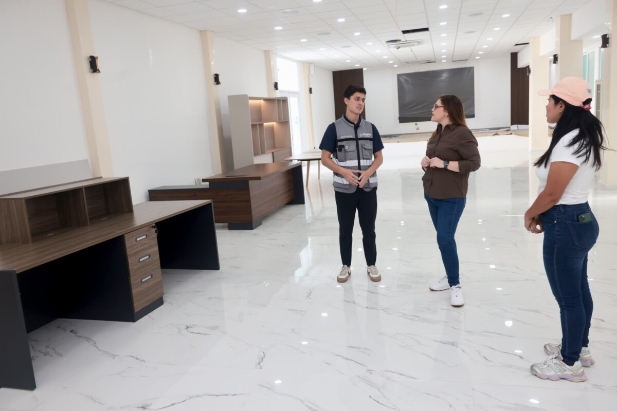 La encargada del despacho de la Presidencia Municipal, Isla Magaña López, realizó hoy un recorrido de supervisión para constatar los avances de los trabajos y verificar que la construcción continúe desarrollándose en beneficio de las familias isleñas.