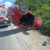Pierde el control y vuelca su automóvil en la avenida Huayacán; reportan un lesionado