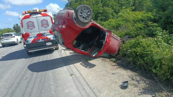 Pierde el control y vuelca su automóvil en la avenida Huayacán; reportan un lesionado