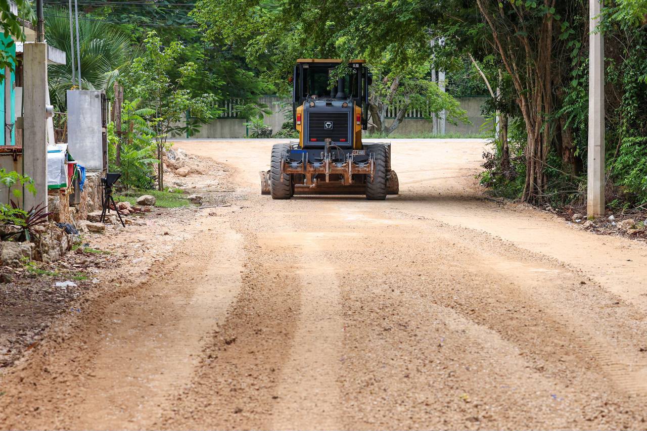 Blanca Merari supervisa obra de pavimentación de la calle Nauyaca, en Leona Vicario. Con una inversión superior a los 81 millones de pesos en obra pública durante 2026, el Ayuntamiento de Puerto Morelos fortalece la infraestructura urbana y mejora la movilidad en sus comunidades.