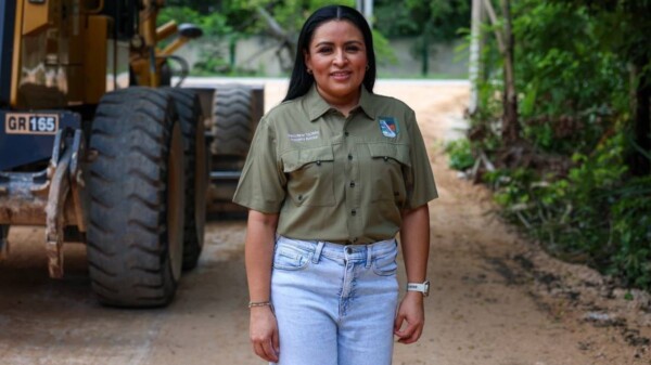 Blanca Merari supervisa obra de pavimentación de la calle Nauyaca, en Leona Vicario.