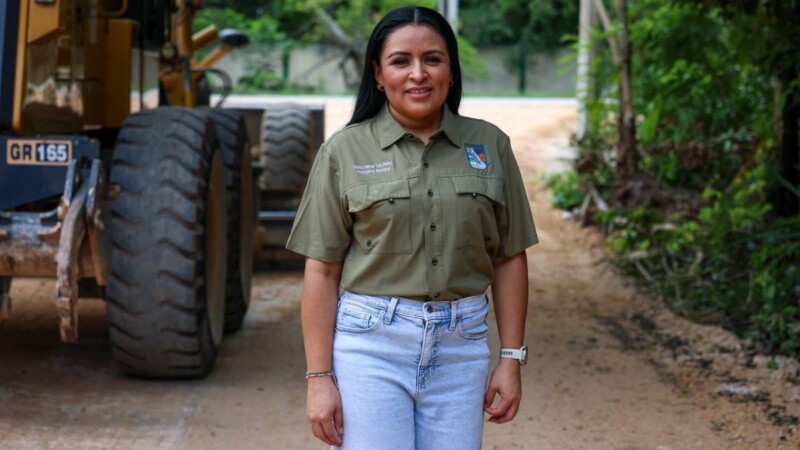 Blanca Merari supervisa obra de pavimentación de la calle Nauyaca, en Leona Vicario.