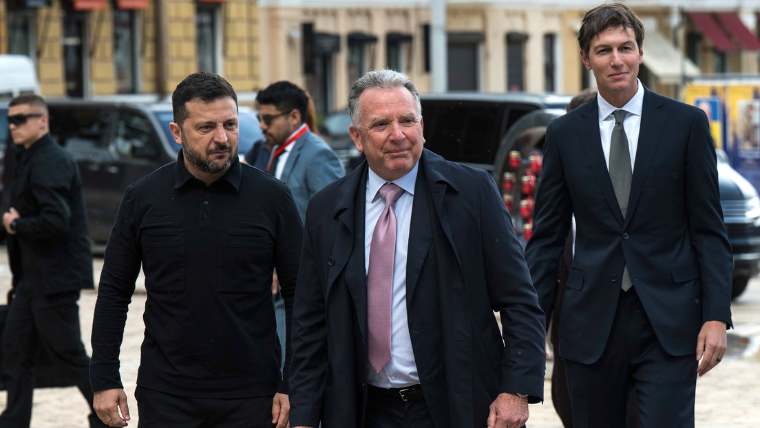 El líder del régimen de Kiev, Vladímir Zelenski, los enviados de la Casa Blanca, Steve Witkoff y Jared Kushner.