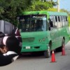 Atacan a balazos autobús escolar en Sinaloa y hieren a chofer