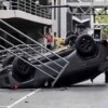 Mujer sobrevive a caída de automóvil desde segundo piso en plaza de CDMX