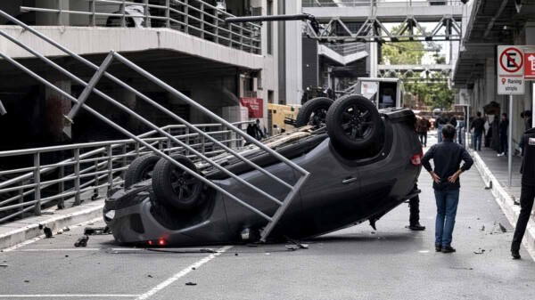 Mujer sobrevive a caída de automóvil desde segundo piso en plaza de CDMX