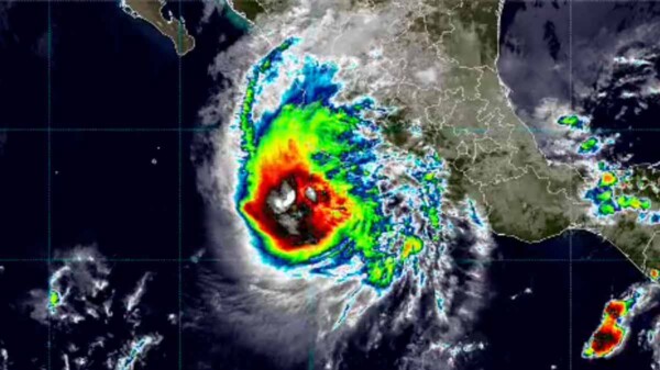 El huracán "Trudy" vuelve a intensificarse a categoría 2 frente a costas de México