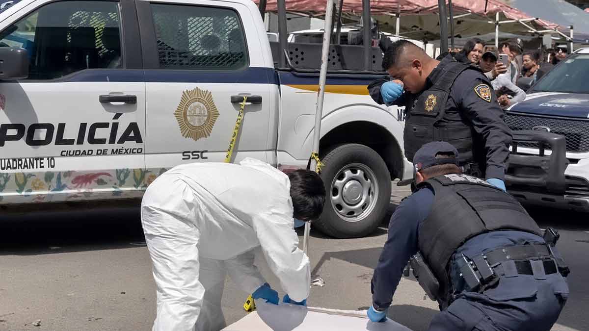 Balacera en tianguis de la CDMX deja saldo de una adulta mayor muerta por bala perdida