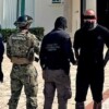 Detienen en Cancún a presunto líder criminal durante cateos