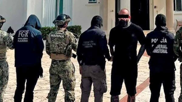 Detienen en Cancún a presunto líder criminal durante cateos