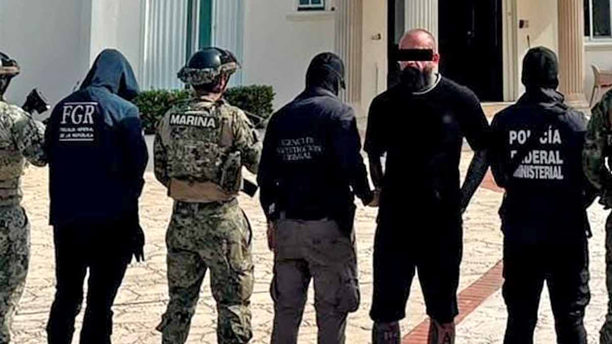 Detienen en Cancún a presunto líder criminal durante cateos