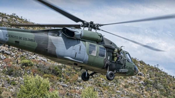 Helicóptero militar cae a tierra mientras transportaba soldados en el Colombia
