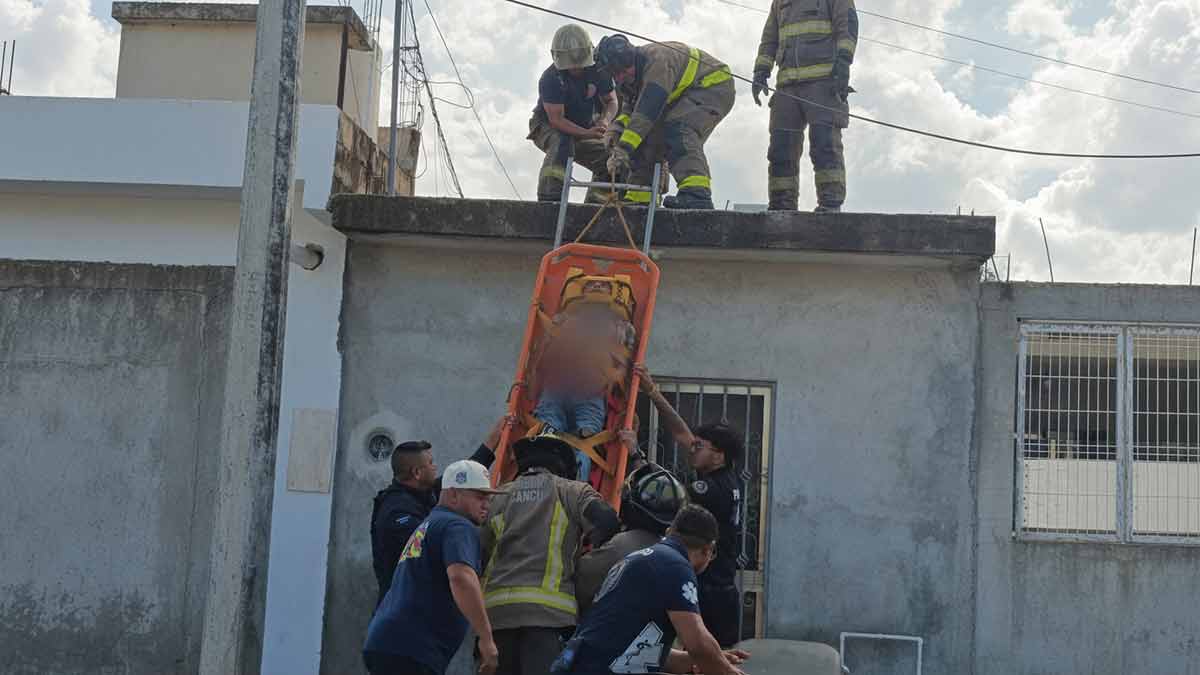 Rescatan a hombre tras recibir descarga eléctrica en una vivienda de Cancún