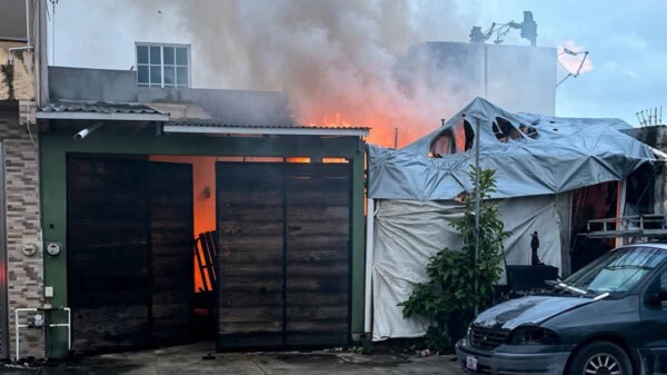 Incendio daña dos casas en fraccionamiento de Cancún y deja un lesionado