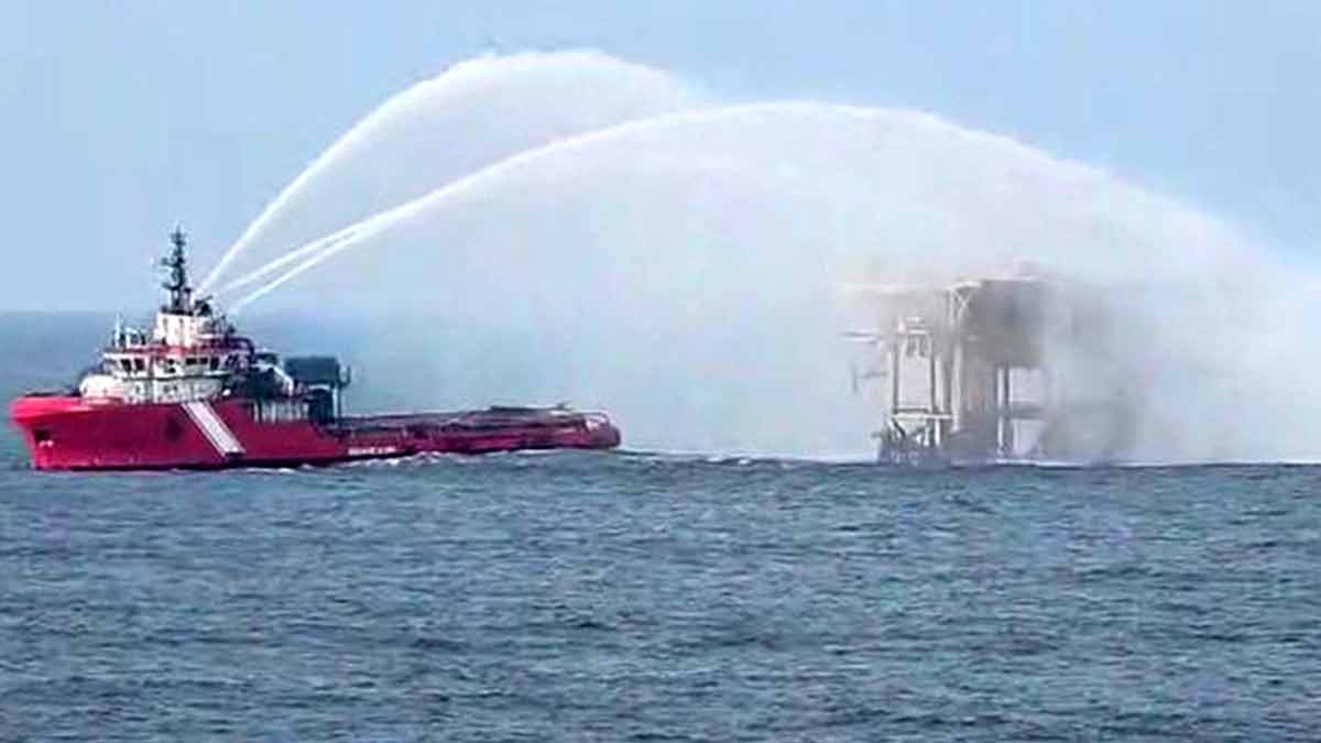 Se incendia plataforma de Pemex en altamar, frente a las costas de Campeche