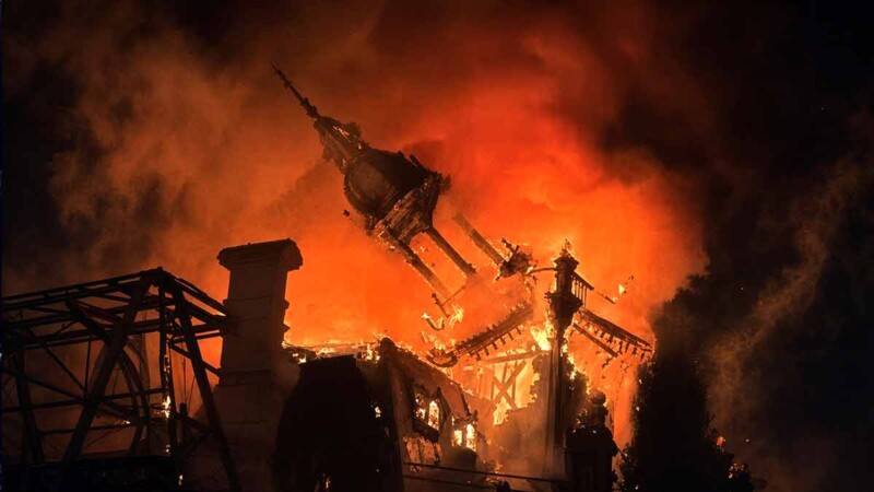 Turba incendia histórico Ayuntamiento de Limoges durante protestas en Francia