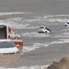 Lluvias torrenciales en Baja California inundan los Cabos y arrastran autos al mar