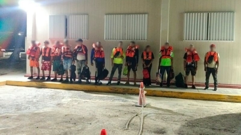 Auxilia la Marina a 12 migrantes tras quedar a la deriva a 120 kilómetros de Isla Mujeres