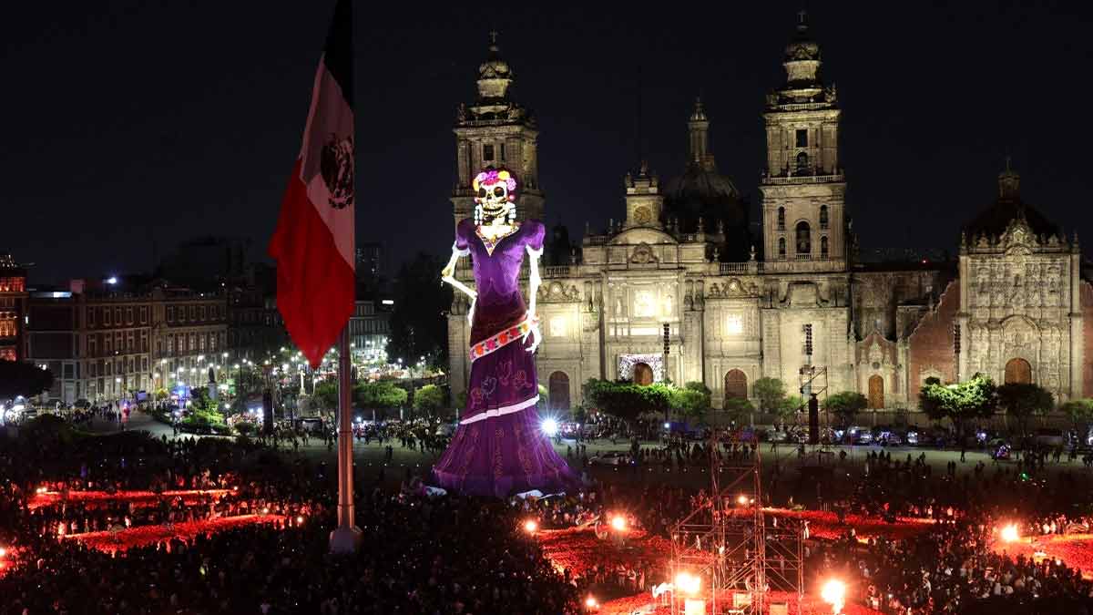 Catrina gigante del Zócalo rompe récord mundial con 33.41 metros de altura