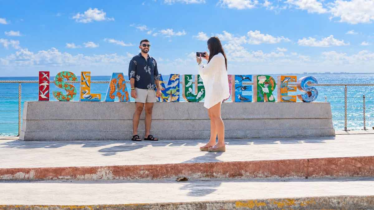 Turistas nacionales y extranjeros disfrutan de las bellezas naturales de Isla Mujeres durante el puente